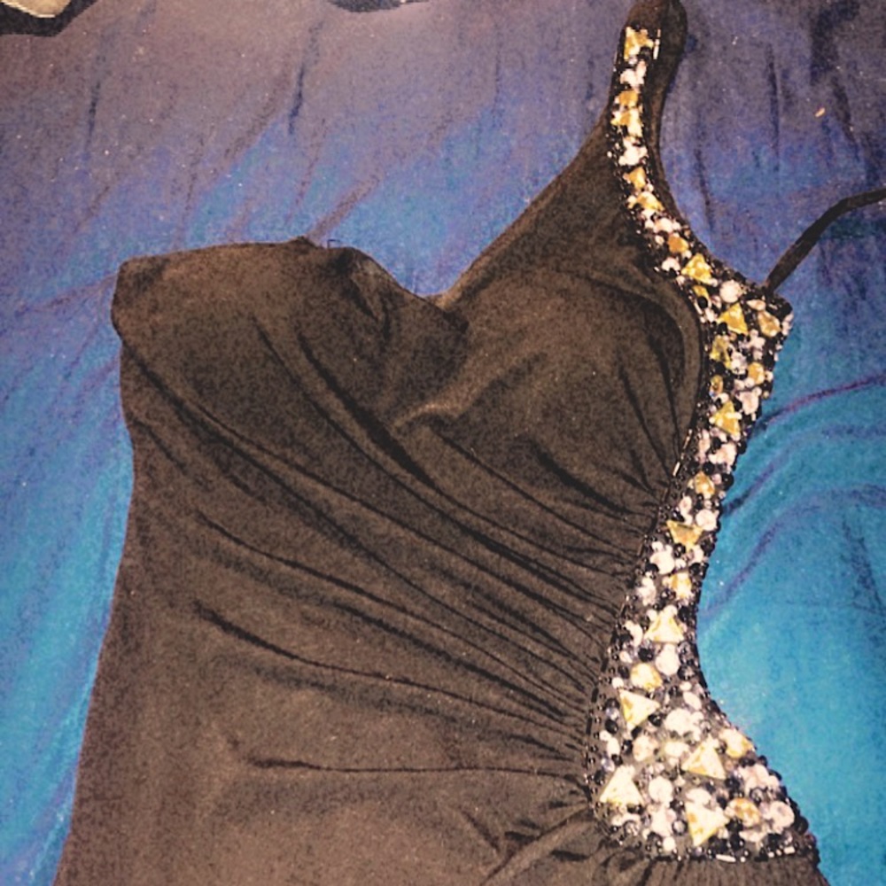 It’s a dress from deb only used for try once. Size: 7/8